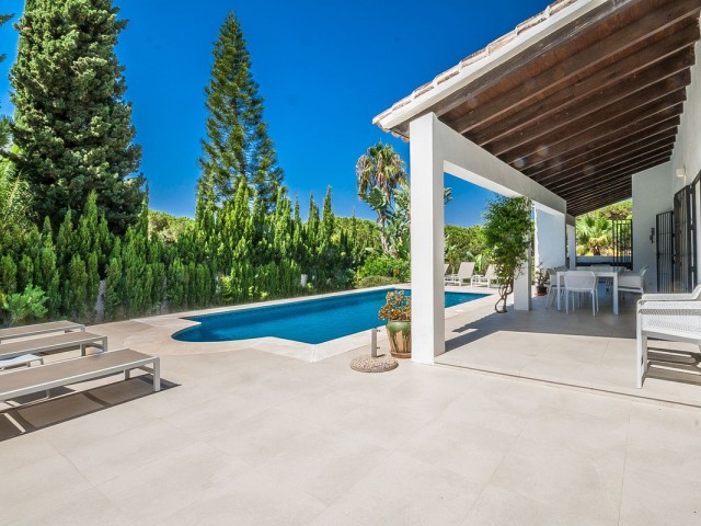 Villa con 5 Dormitorios  en Elviria