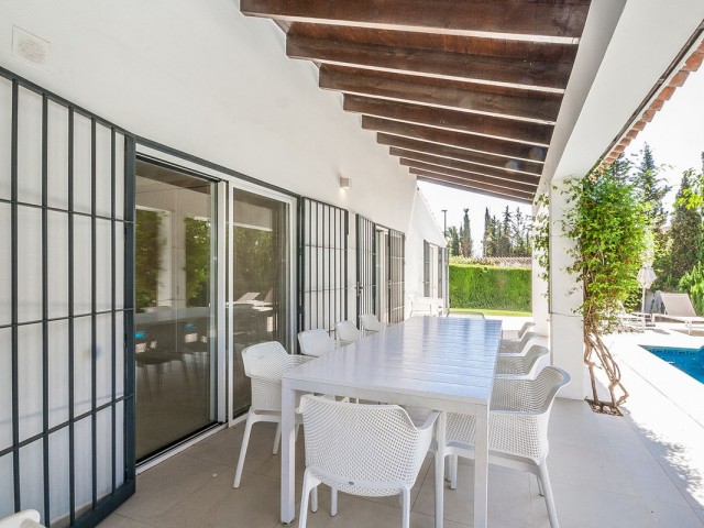 Villa con 5 Dormitorios  en Elviria