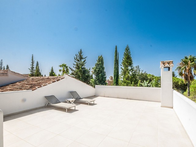 Villa con 5 Dormitorios  en Elviria