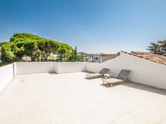 Villa con 5 Dormitorios  en Elviria