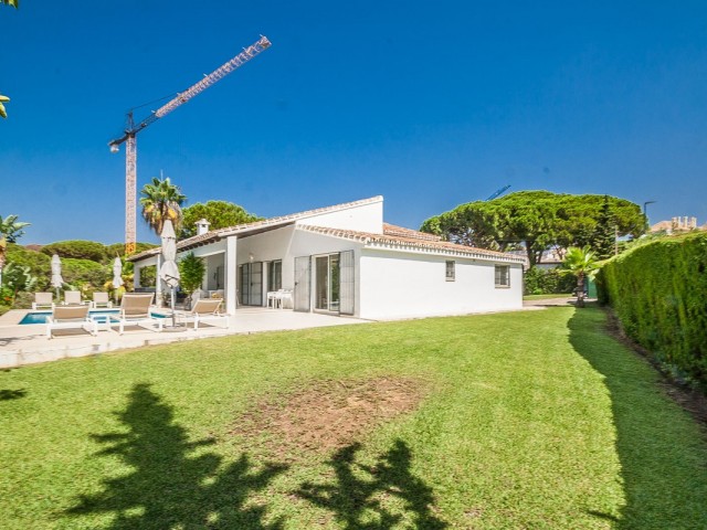 Villa con 5 Dormitorios  en Elviria