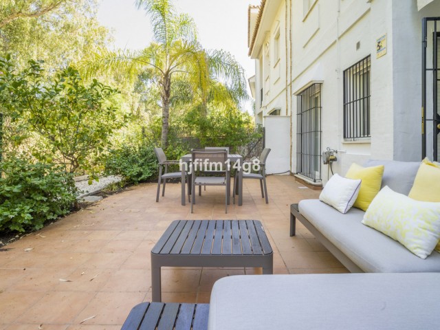 2 Bedrooms Apartment in Nueva Andalucía