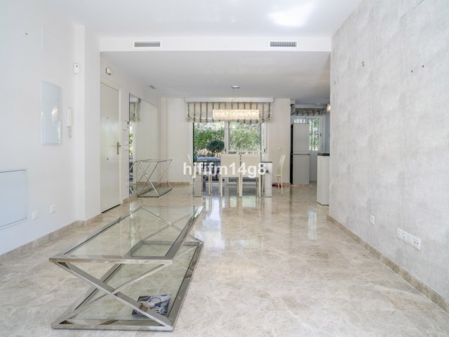 2 Bedrooms Apartment in Nueva Andalucía