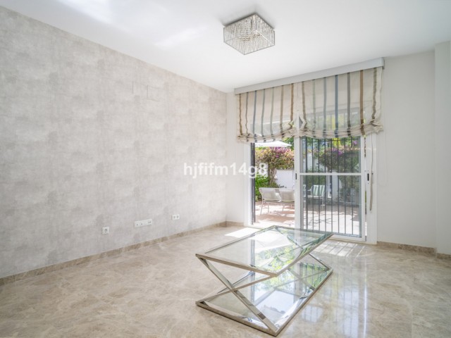 2 Bedrooms Apartment in Nueva Andalucía