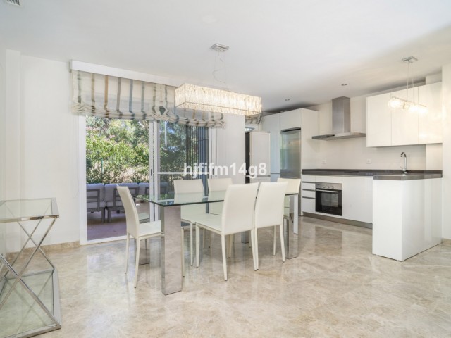 2 Bedrooms Apartment in Nueva Andalucía
