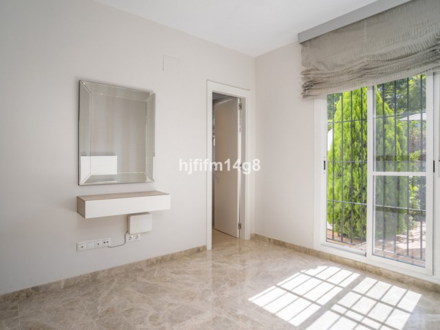 2 Bedrooms Apartment in Nueva Andalucía