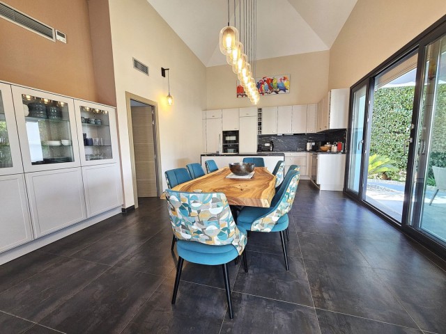 4 Bedrooms Villa in Benahavís