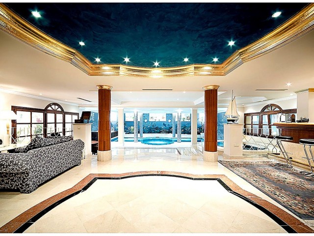 17 Bedrooms Villa in Nueva Andalucía
