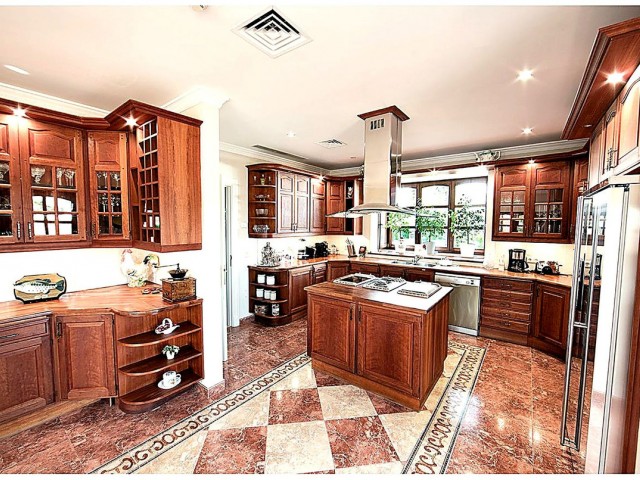 17 Bedrooms Villa in Nueva Andalucía