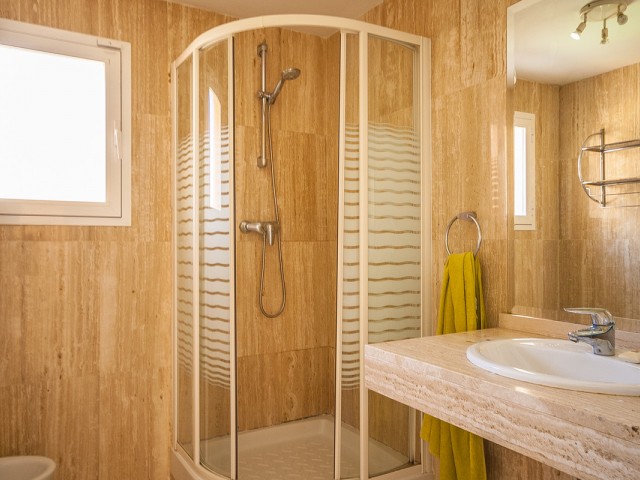 Apartamento con 3 Dormitorios  en Elviria