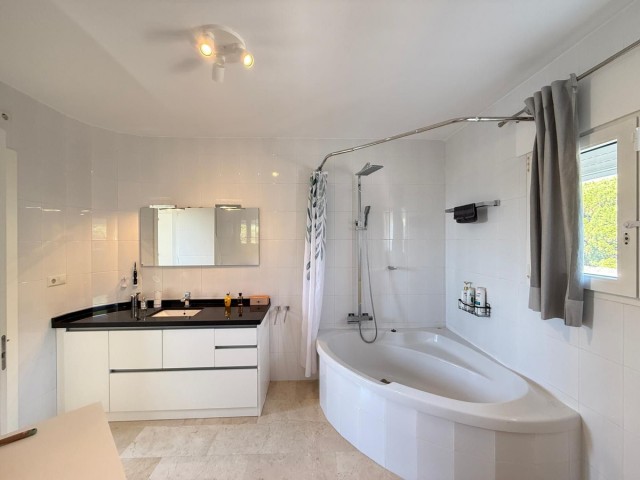 Villa con 4 Dormitorios  en Marbesa