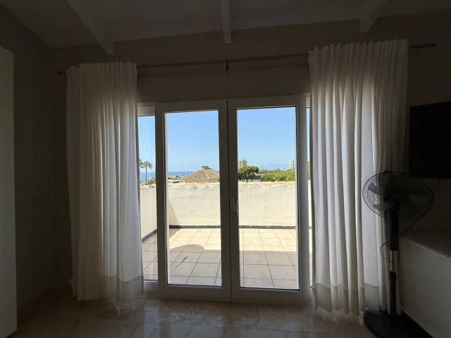 Villa con 4 Dormitorios  en Marbesa