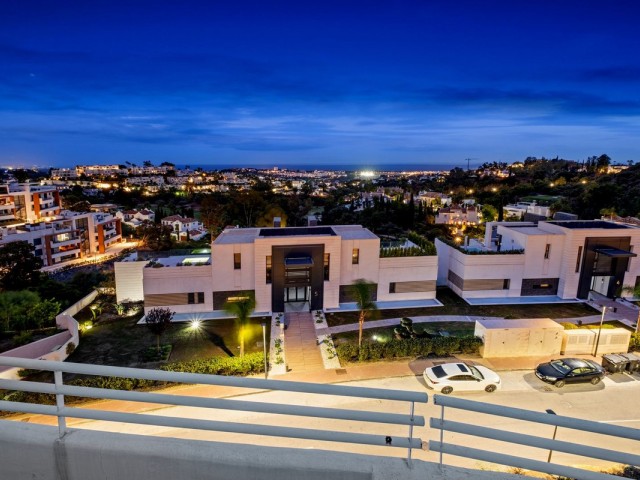 2 Bedrooms Apartment in Benahavís