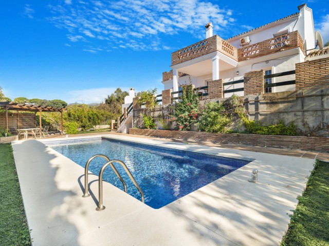 4 Bedrooms Villa in Elviria