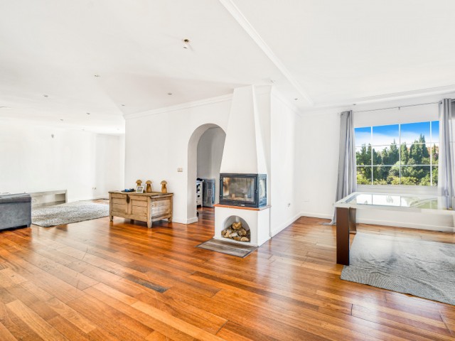 4 Bedrooms Villa in Elviria