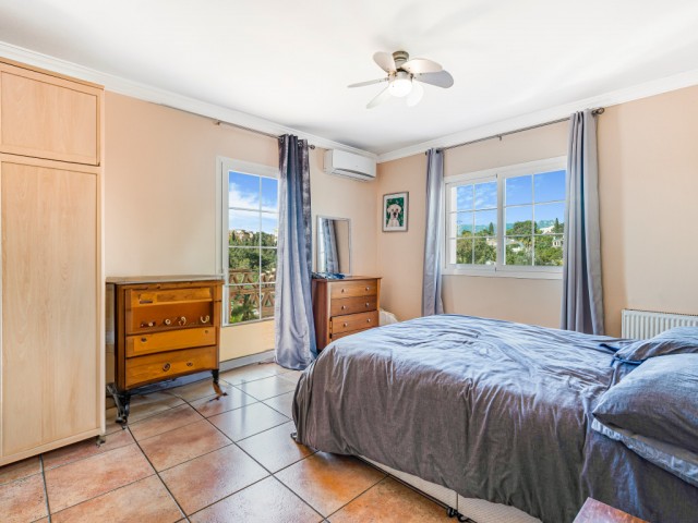 4 Bedrooms Villa in Elviria