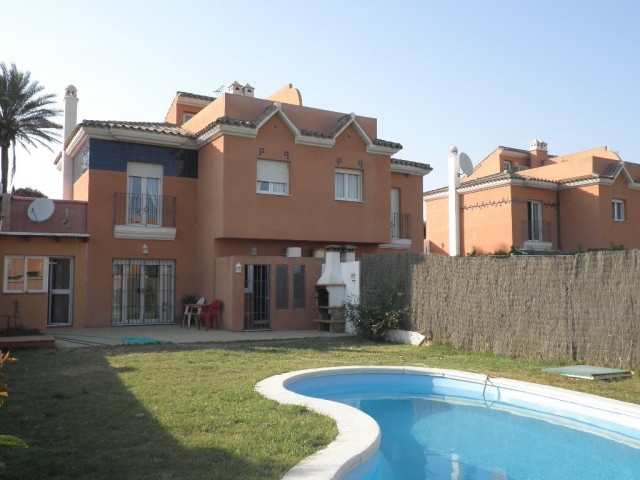 4 Slaapkamer Rijtjeshuis in Estepona