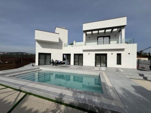 4 Soveroms Villa i Estepona