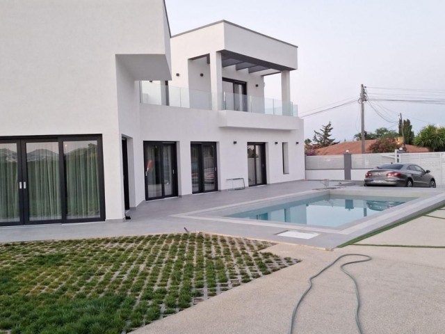 4 Soveroms Villa i Estepona