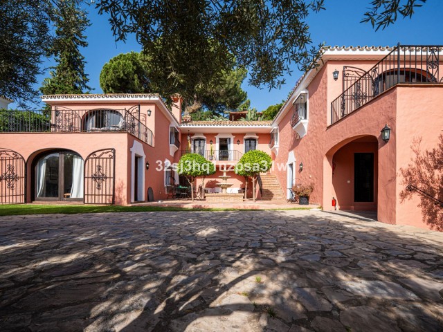 5 Bedrooms Villa in Nueva Andalucía