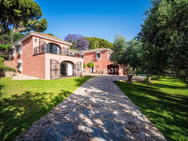 5 Bedrooms Villa in Nueva Andalucía