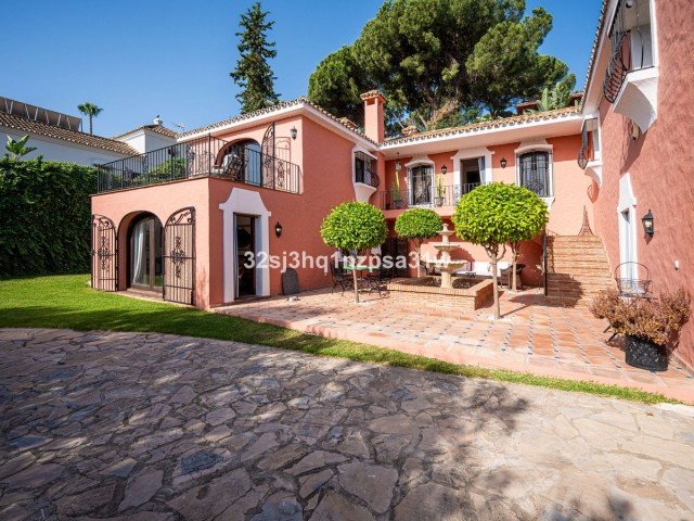 5 Bedrooms Villa in Nueva Andalucía
