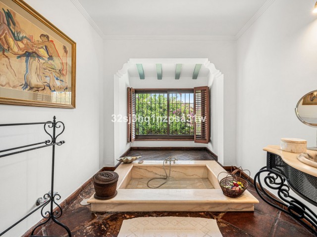 5 Bedrooms Villa in Nueva Andalucía