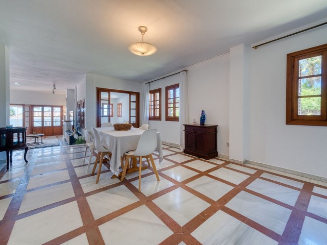 5 Soveroms Villa i Estepona