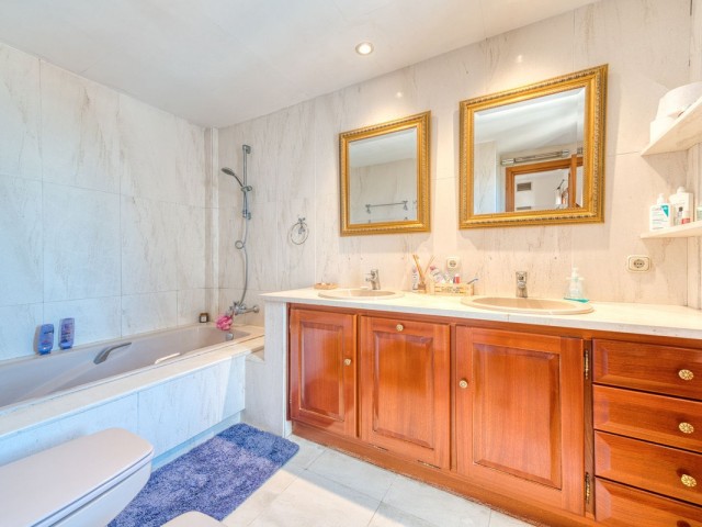 5 Soveroms Villa i Estepona