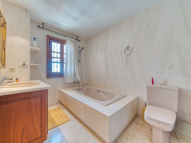 5 Soveroms Villa i Estepona