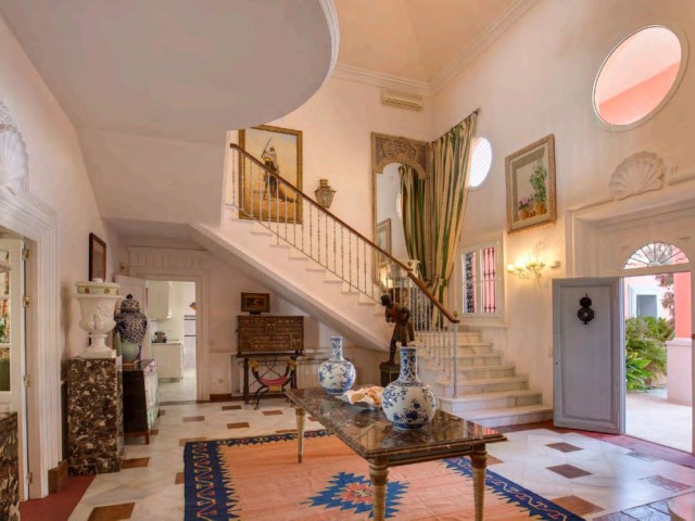 5 Bedrooms Villa in New Golden Mile