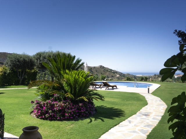 5 Bedrooms Villa in Benahavís
