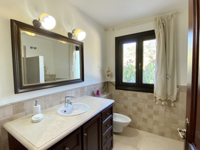 5 Bedrooms Villa in Benahavís