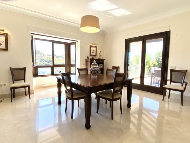 5 Bedrooms Villa in Benahavís