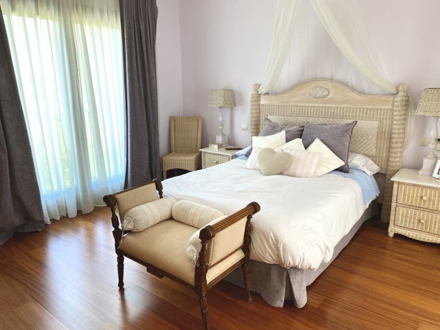 5 Bedrooms Villa in Benahavís