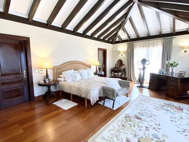 5 Bedrooms Villa in Benahavís