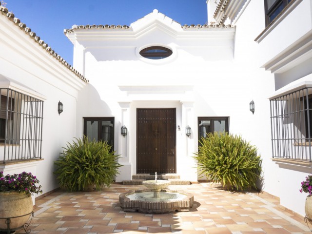 5 Bedrooms Villa in Benahavís