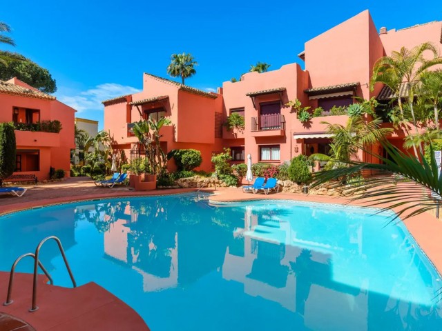 2 Bedrooms Apartment in Elviria