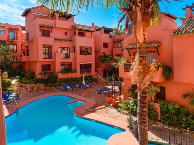 2 Bedrooms Apartment in Elviria