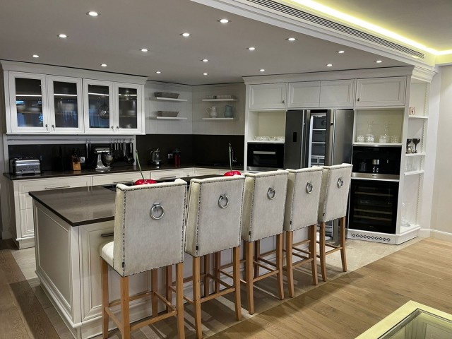 5 Bedrooms Apartment in Puerto Banús