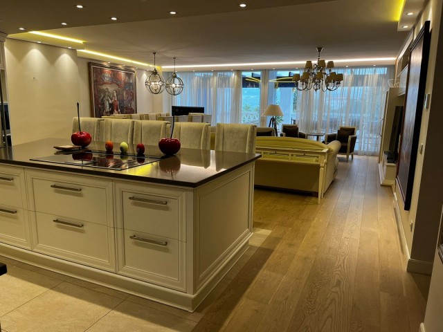 5 Bedrooms Apartment in Puerto Banús