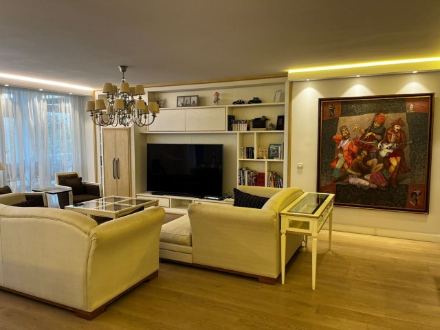 5 Bedrooms Apartment in Puerto Banús