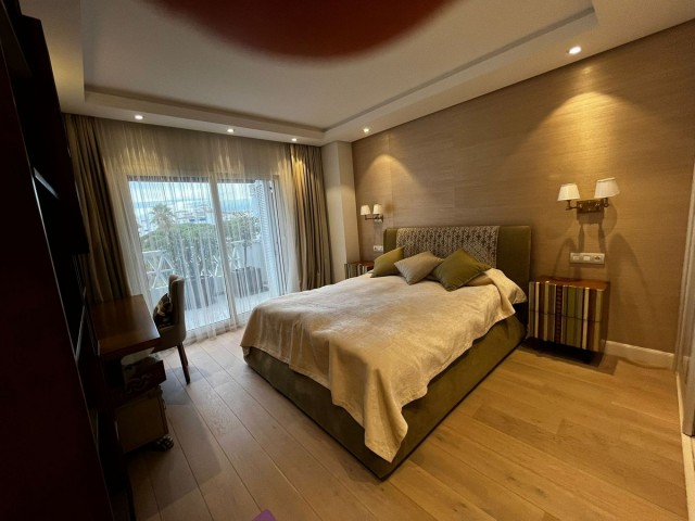 5 Bedrooms Apartment in Puerto Banús