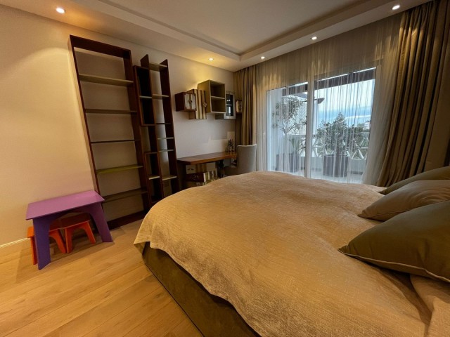 5 Bedrooms Apartment in Puerto Banús