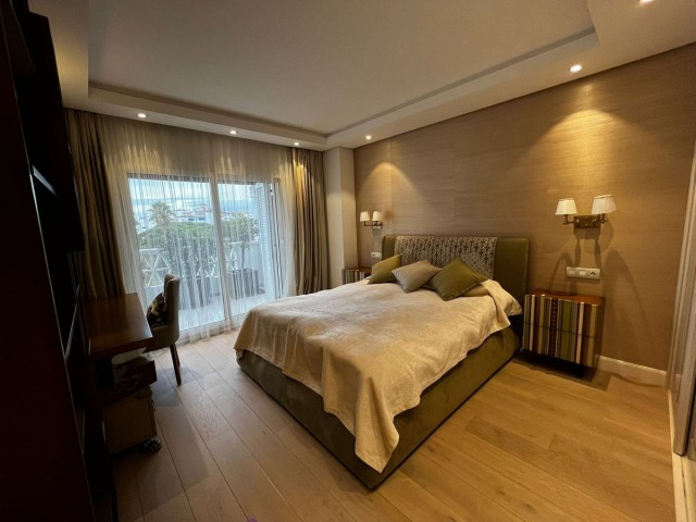 5 Bedrooms Apartment in Puerto Banús