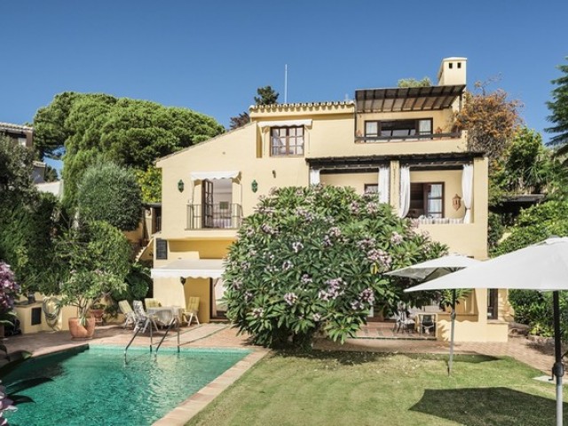 5 Bedrooms Villa in Elviria