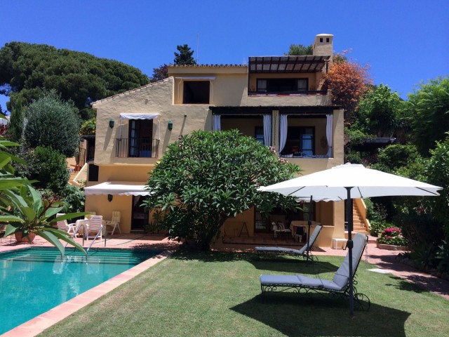 5 Bedrooms Villa in Elviria