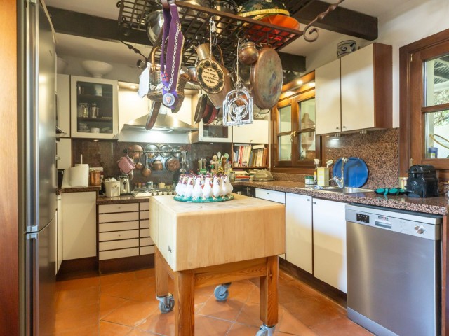 5 Bedrooms Villa in Elviria