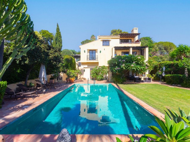 5 Bedrooms Villa in Elviria