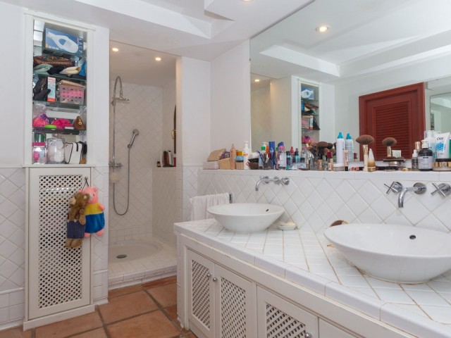 5 Bedrooms Villa in Elviria